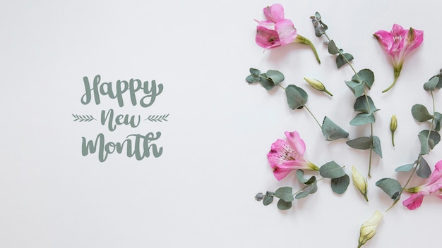 Gratis foto bloemenarrangement met happy new month-belettering