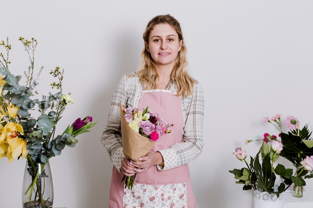 Bloemist met geregeld boeket