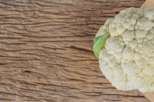 Bloemkool op de houten vloer.