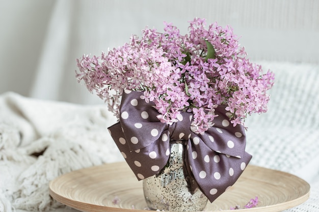 Gratis foto bloemstuk met verse lila bloemen en een strik als decoratiedetail