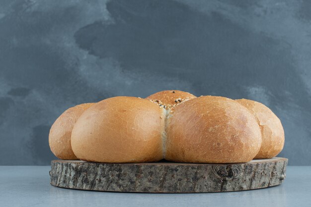 Bloemvormig brood op een houten bord