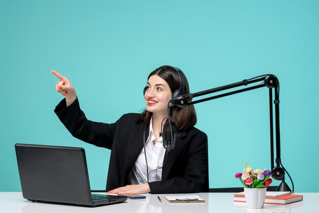 Blogger-journalist schattig mooi meisje in zwarte blazer die toespraak naar boven wijst