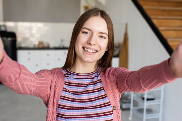 Blogger lacht en maakt een selfie