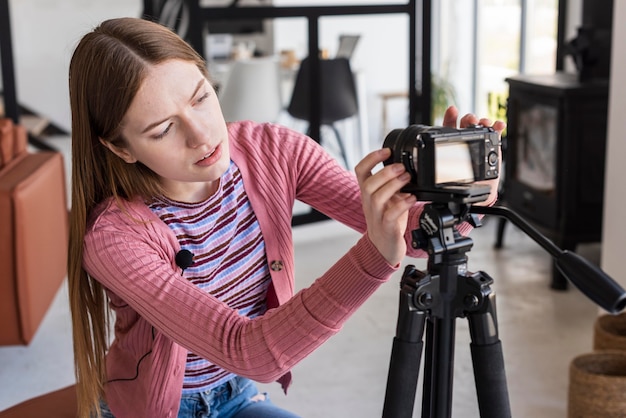 Blogger past de camera aan het statief aan