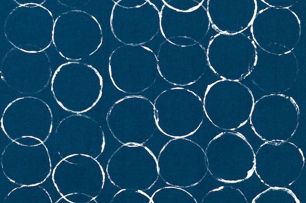 Blokafdrukken met blauwe cirkelpatroon als achtergrond