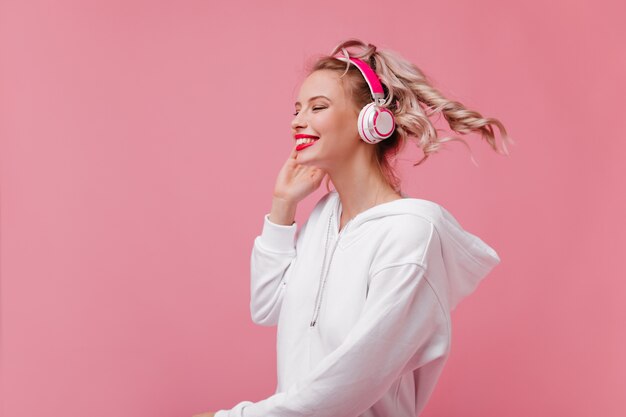 Blond haar beweegt tijdens actieve dansen met grappige liedjes
