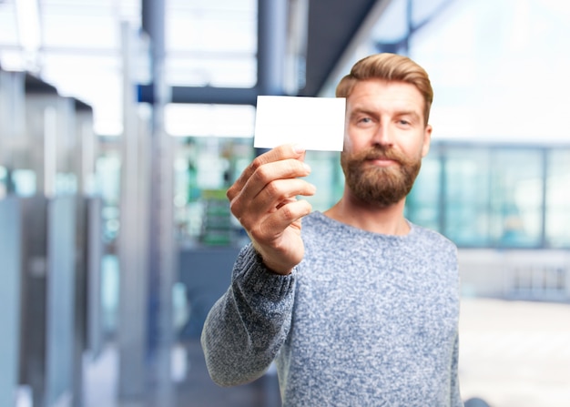 Gratis foto blond hipster man. gelukkige uitdrukking