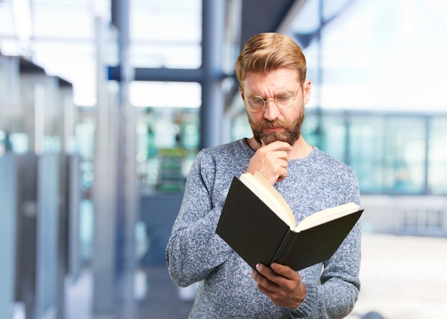 blond hipster man. gelukkige uitdrukking