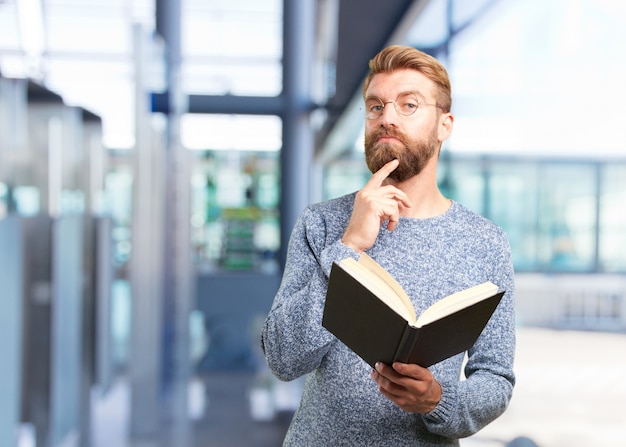 Gratis foto blond hipster man. gelukkige uitdrukking