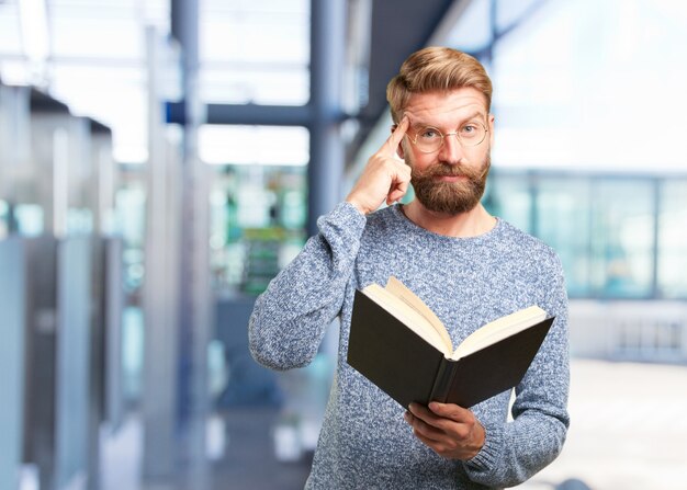 blond hipster man. gelukkige uitdrukking