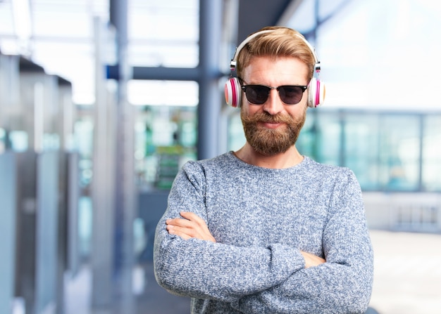 blond hipster man. gelukkige uitdrukking