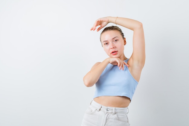 blond meisje danst op een witte achtergrond