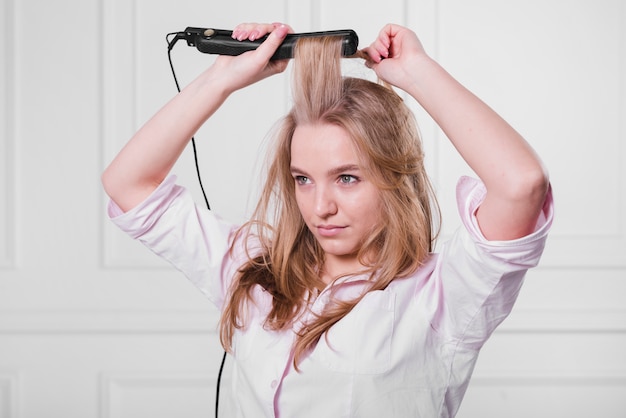 Blond meisje doet haar haar