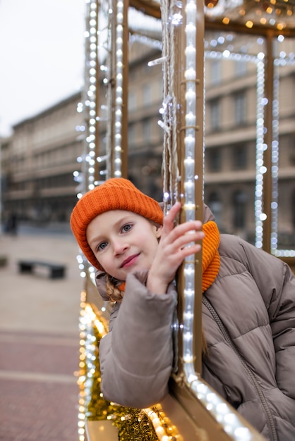Blond meisje geniet van een reis tijdens hun kerstvakantie