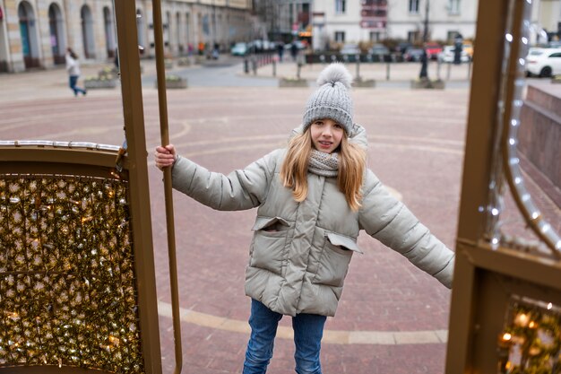 Blond meisje geniet van een reis tijdens hun kerstvakantie