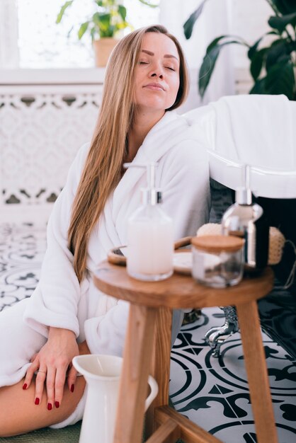 Blond meisje klaar in de badkamer