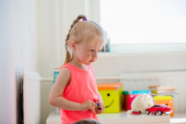 Blond meisje met speelgoed