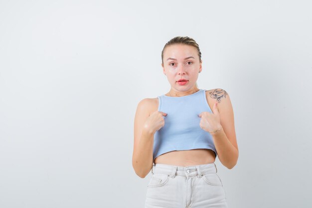 blond meisje staat als MIJ vragen? op witte achtergrond