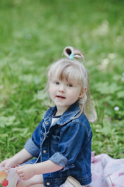 Blond meisje zittend op de vloer