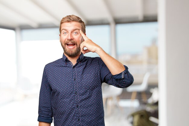 blond zakenman gelukkige uitdrukking