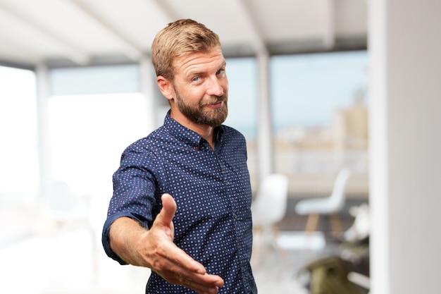 Gratis foto blond zakenman gelukkige uitdrukking