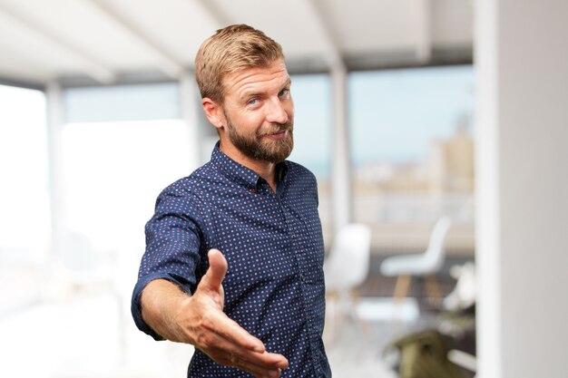 blond zakenman gelukkige uitdrukking