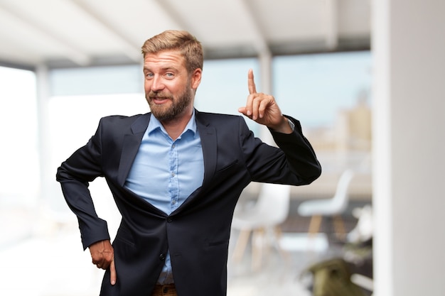 Gratis foto blond zakenman gelukkige uitdrukking