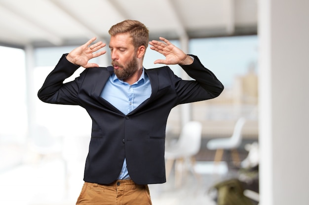 Gratis foto blond zakenman gelukkige uitdrukking