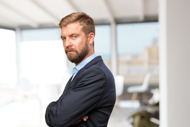 blond zakenman gelukkige uitdrukking