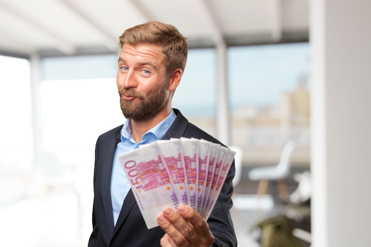 Gratis Foto blond zakenman gelukkige uitdrukking
