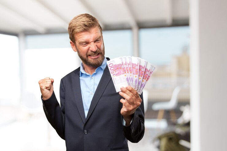 Gratis Foto blond zakenman gelukkige uitdrukking