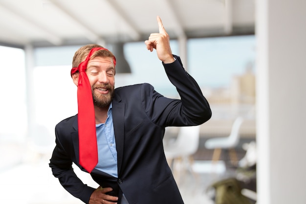 Gratis foto blond zakenman gelukkige uitdrukking