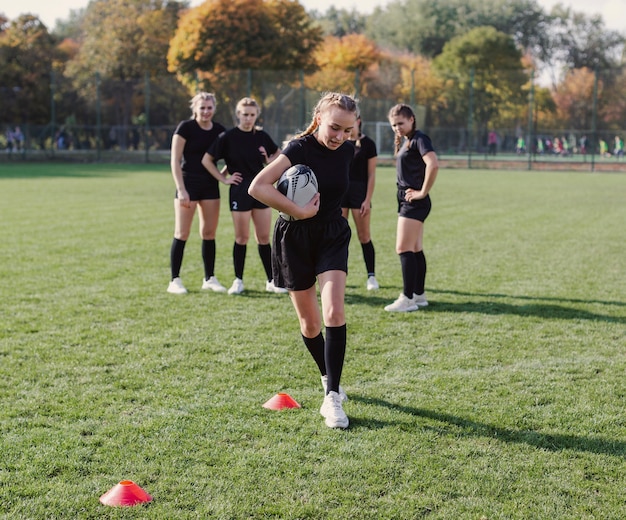 Blonde atleet loopt door kegels