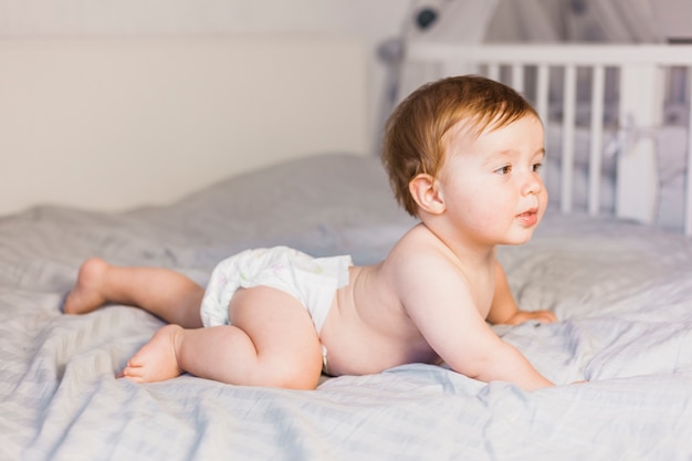 Blonde baby op een bed