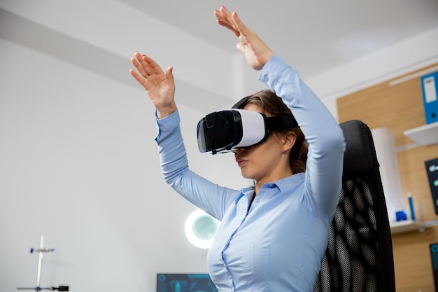 Blonde blanke vrouw die virtual reality verkent in de neurologiekliniek.