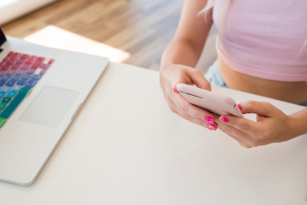 Blonde influencer met behulp van mobiele telefoon