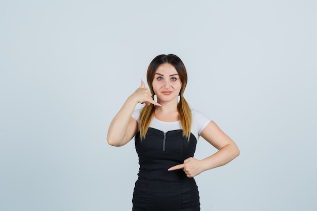 Blonde jonge dame in geïsoleerde kleding gebaren