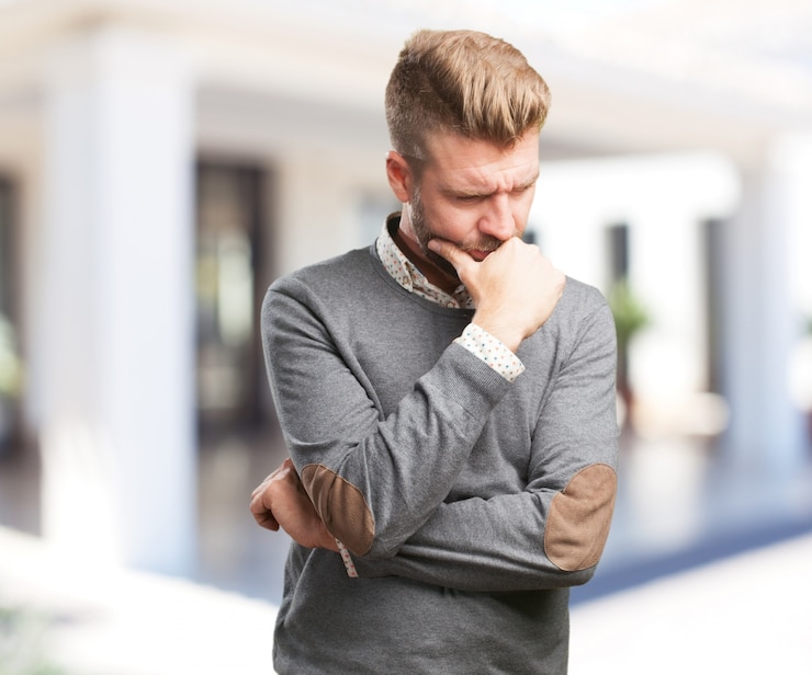 Gratis Foto blonde man bezorgde uitdrukking
