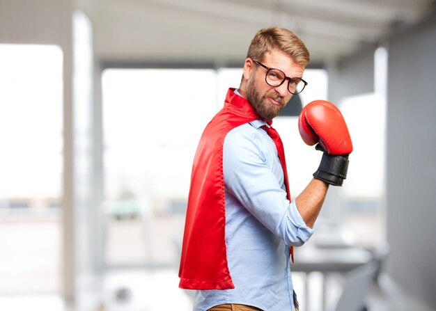 blonde man held boze uitdrukking