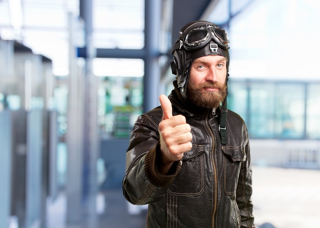 Gratis foto blonde man held. gelukkige uitdrukking