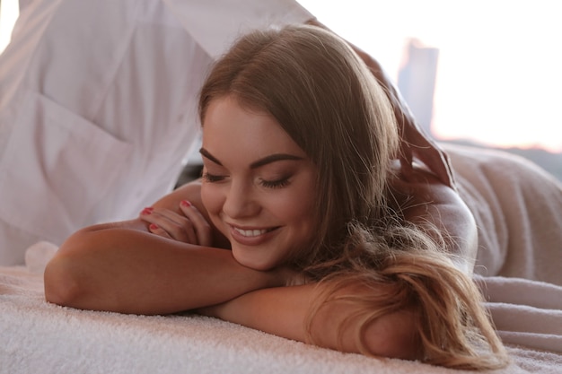 Blonde vrouw die een massage ontvangt