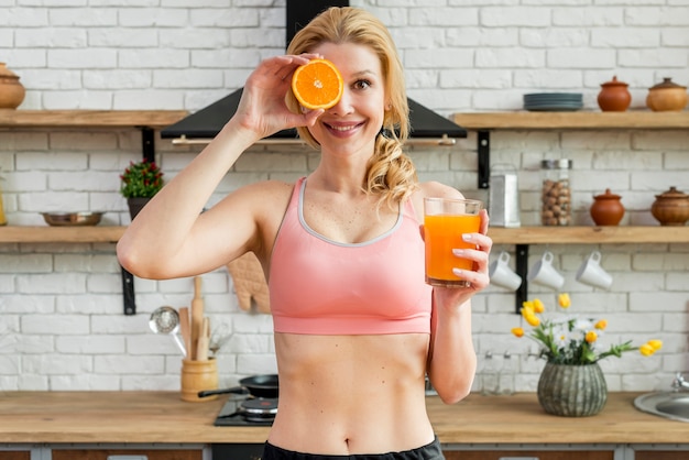 Blonde vrouw in de keuken met fruit