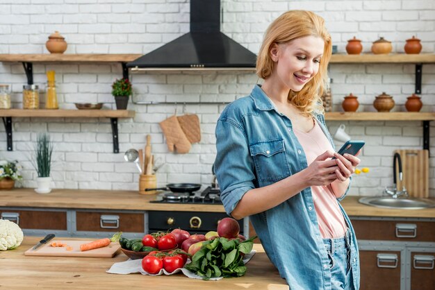 Blonde vrouw in de keuken