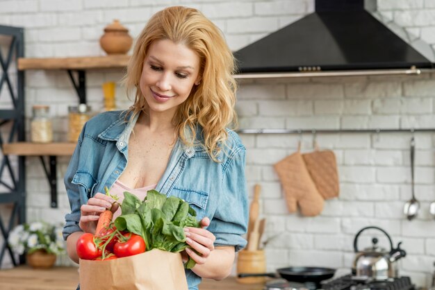 Blonde vrouw in de keuken