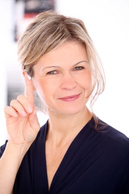 Blonde vrouw in een jurk