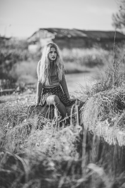 Blonde vrouw in het midden van een boerderij