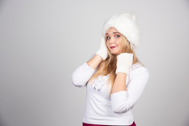 Blonde vrouw in winter outfit poseren op camera.