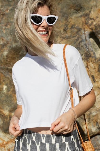 Gratis foto blonde vrouw in wit t-shirt zomer mode buiten portret