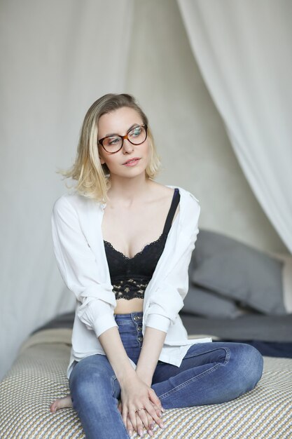 Blonde vrouw poseren