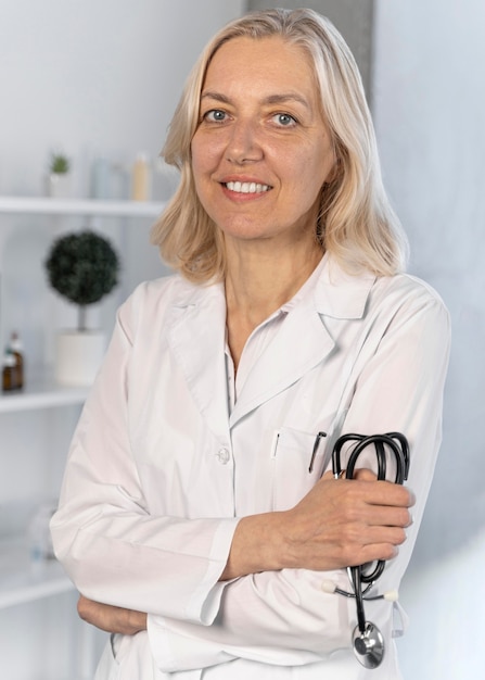 Gratis foto blonde vrouwelijke arts in haar kantoor